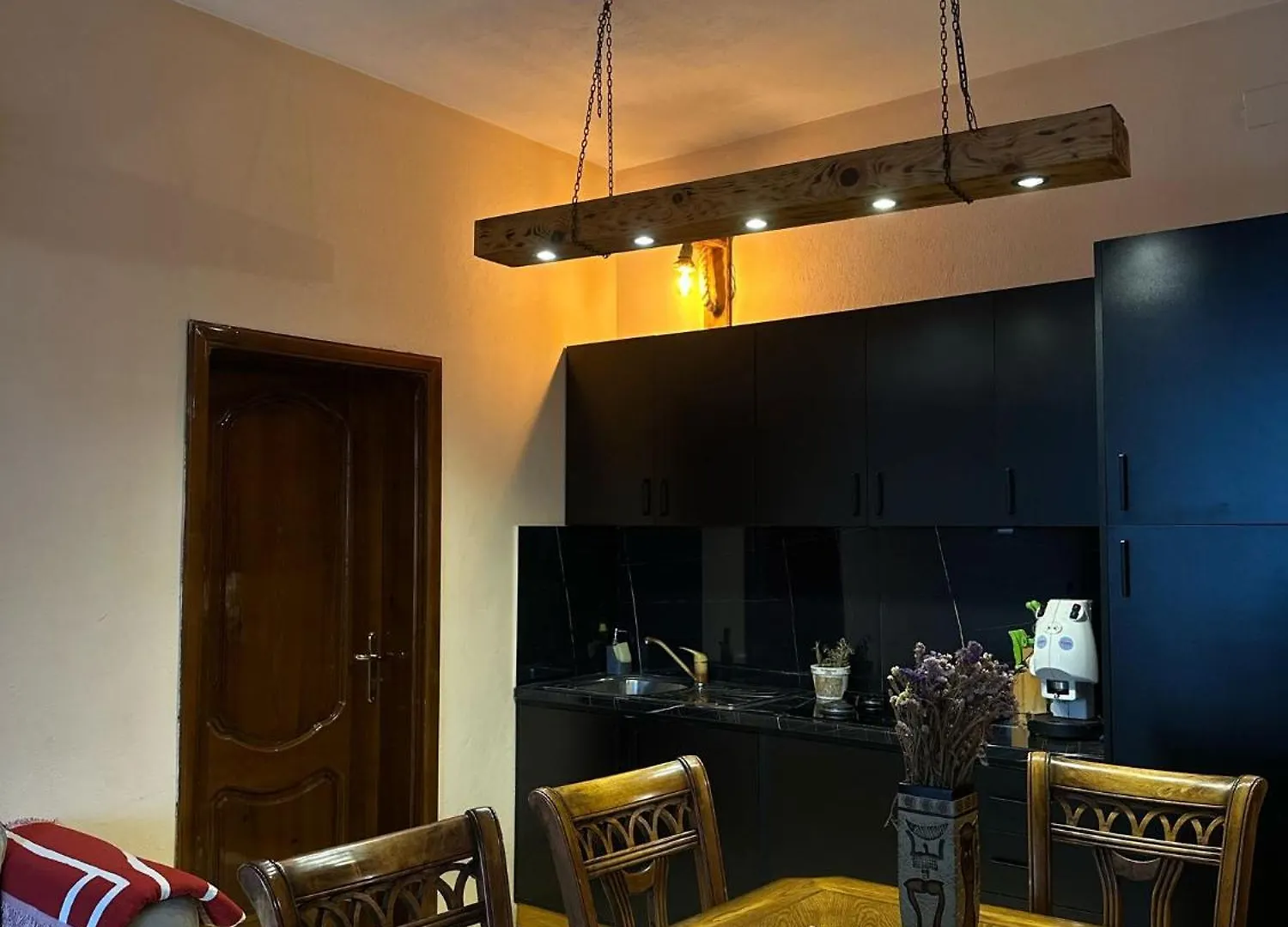 Cozy Big Apartment With Balcony Тирана