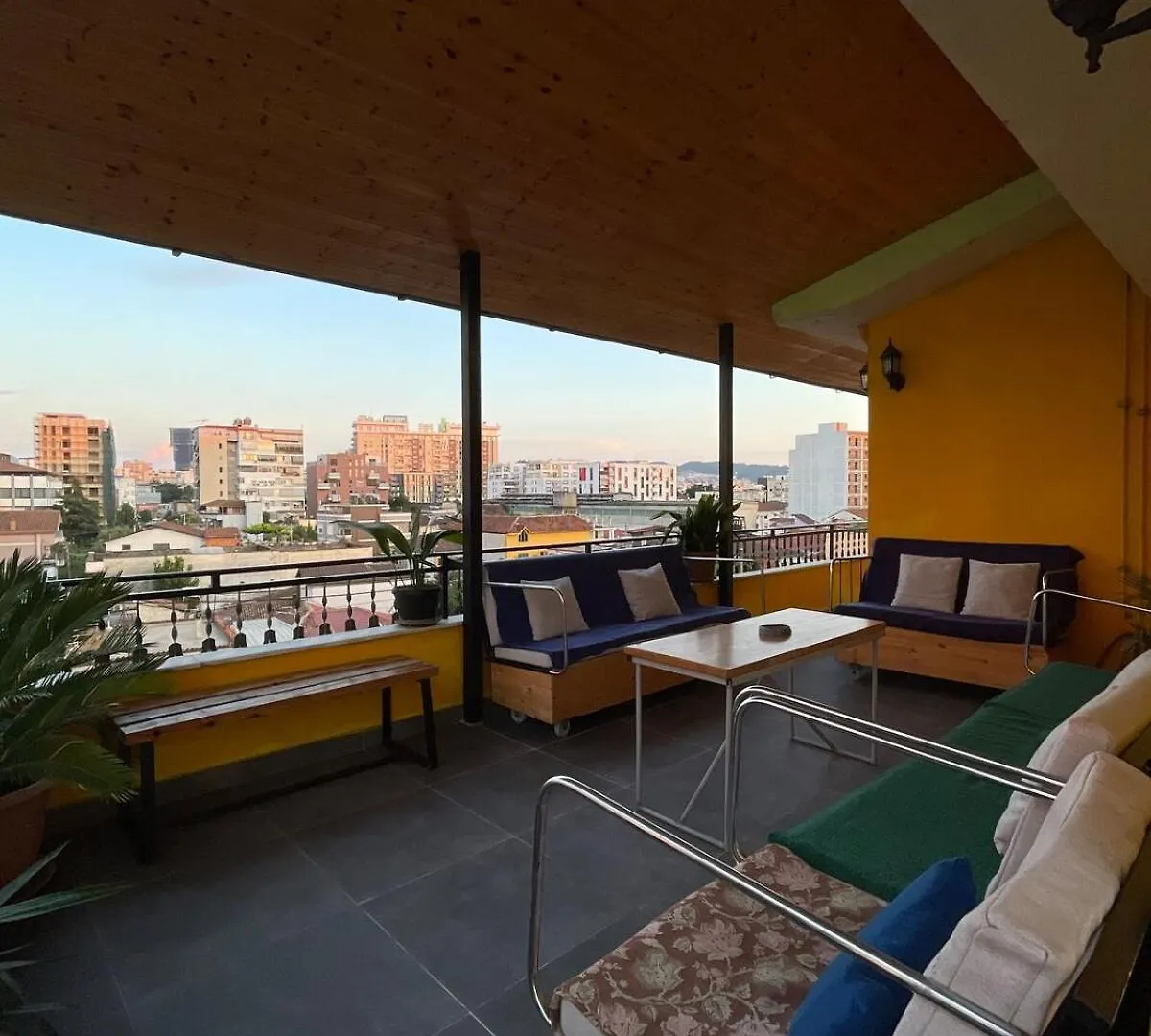 Cozy Big Apartment With Balcony Тирана