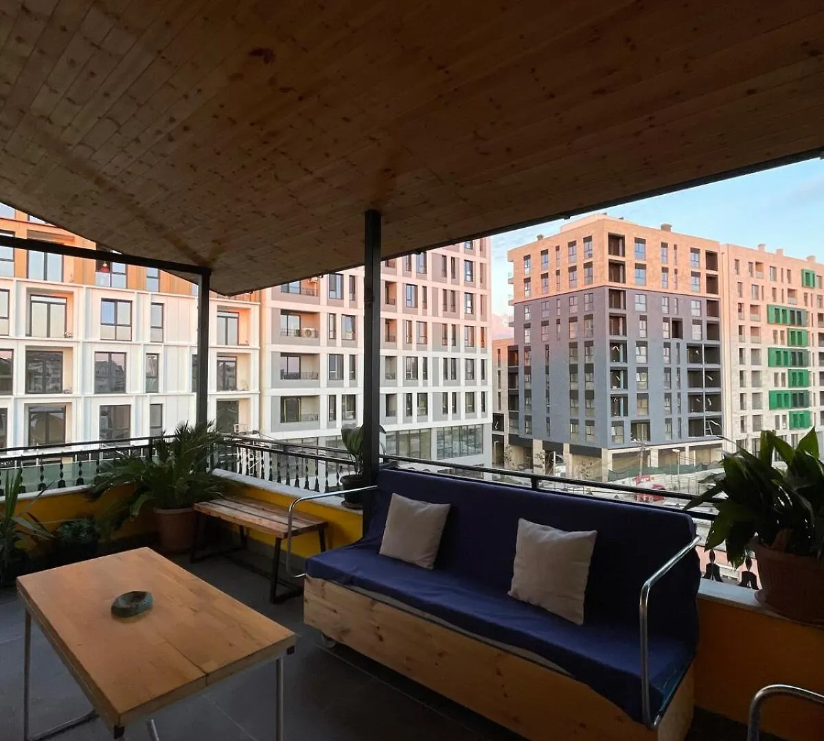 Cozy Big Apartment With Balcony Тирана