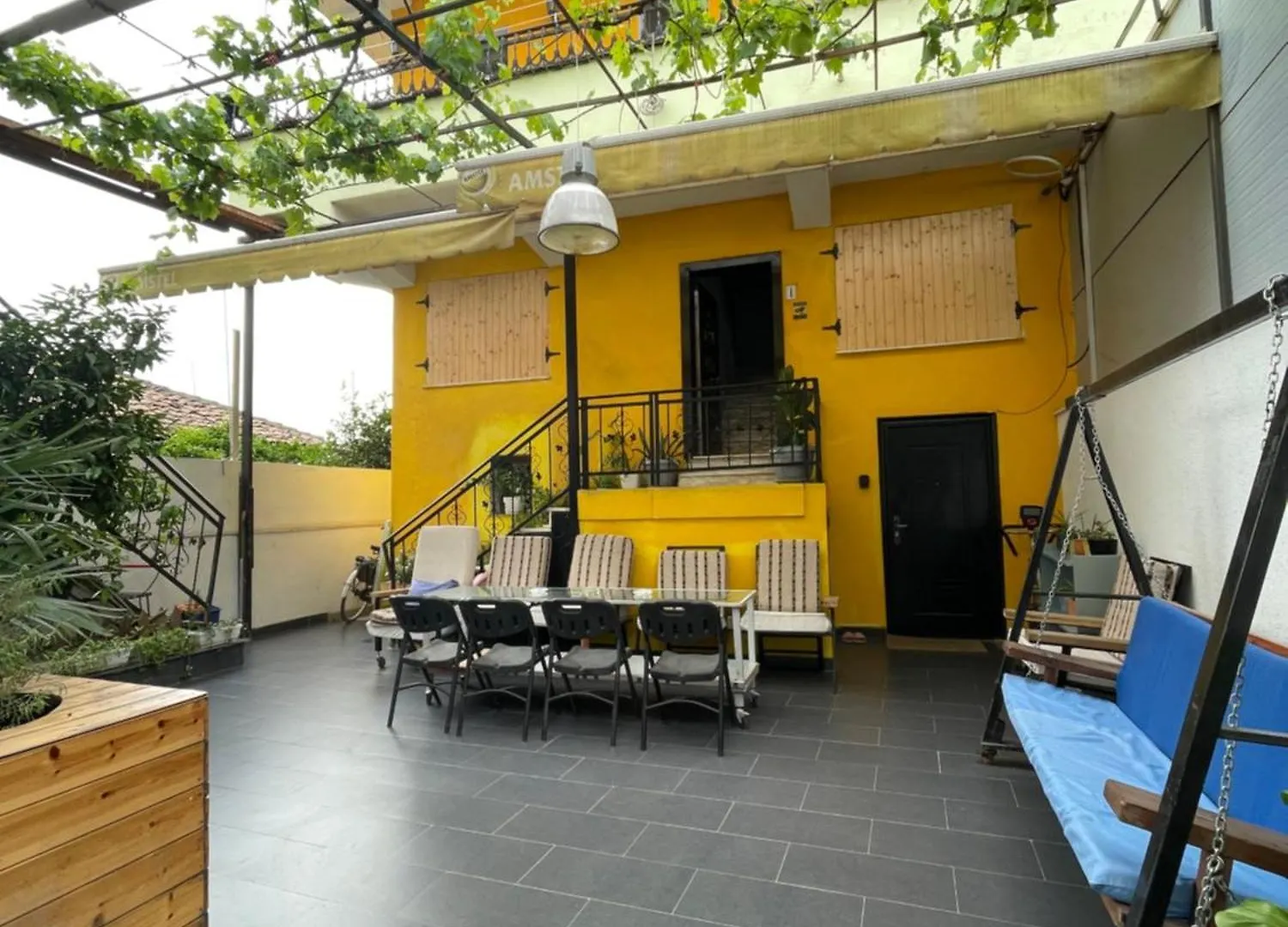 Cozy Big Apartment With Balcony Тирана